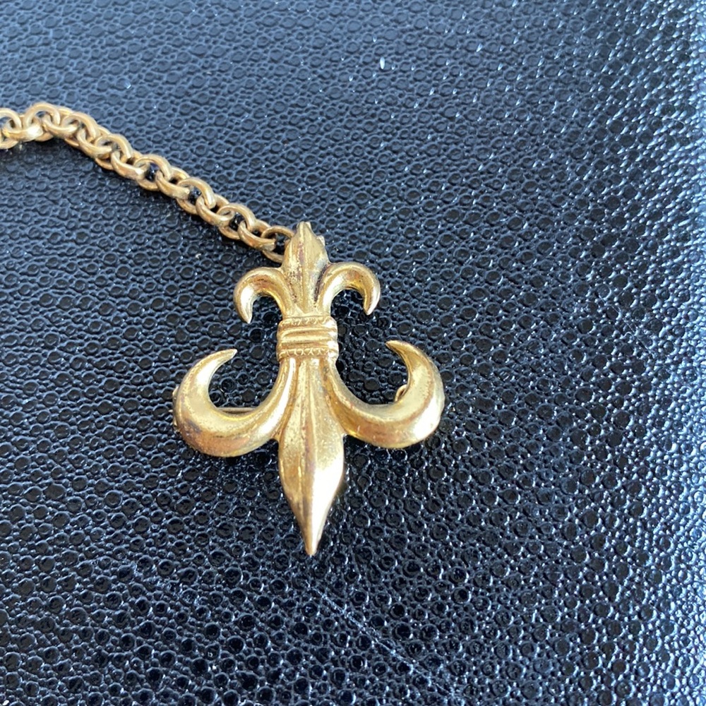 Vintage gold tone star, moon and Fleur de lis sweater pin with rolo link chain - Picture 3 of 11